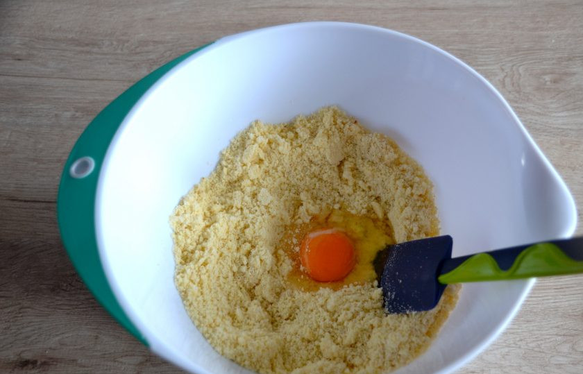 1. Этап. Саксонское печенье: Добавьте в песочную крошку яйцо, замесите тесто.