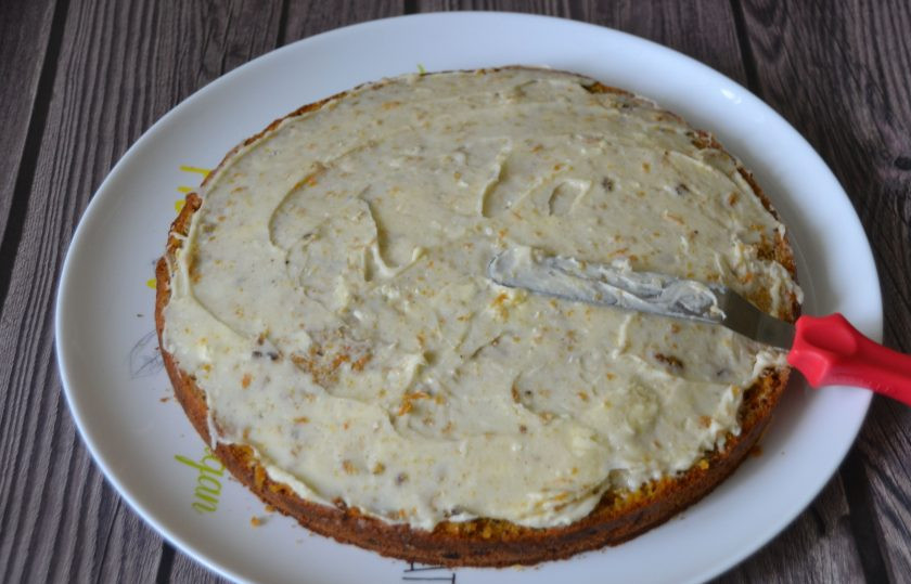 1. Этап. Самый простой морковный торт: Смажьте кремом нижний корж.