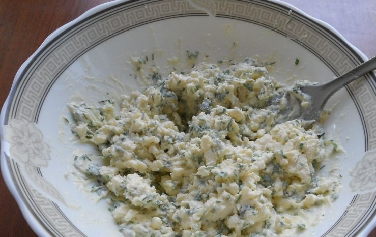 1. Этап. Бутерброды из багета: В миске перемешайте мягкое масло с сыром, солью и нарезанным укропом.