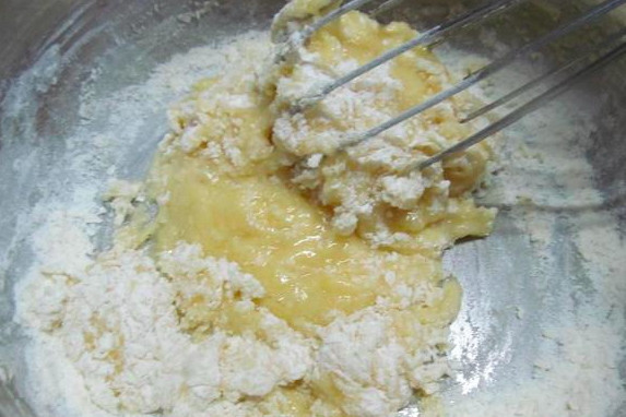 1. Этап. Торт на скорую руку: Добавляем столовую ложку с горкой муки и обжариваем массу в кастрюльке, постоянно помешивая, пока она слегка не потемнеет.