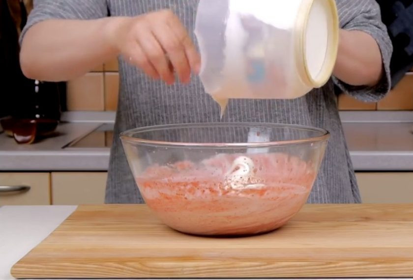 1. Этап. Торт-десерт Дары лета: 8. Остывшее клубничное пюре взбейте миксером в течение нескольких минут, соедините с охлажденными взбитыми сливками. Заполните форму и отправьте в холодильник на 3-4 часа.