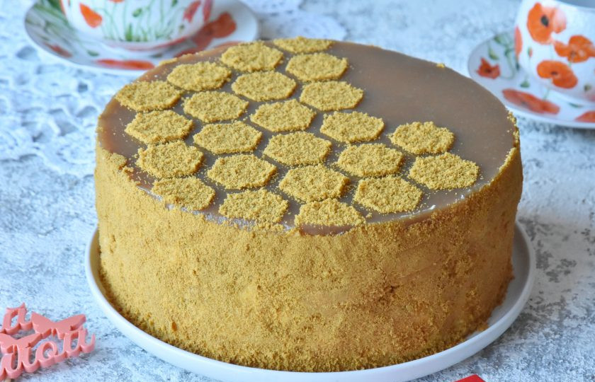 1. Этап. Торт Медок: Торт не уступает по вкусу классическому медовику, а благодаря карамельному соусу делает его интереснее.