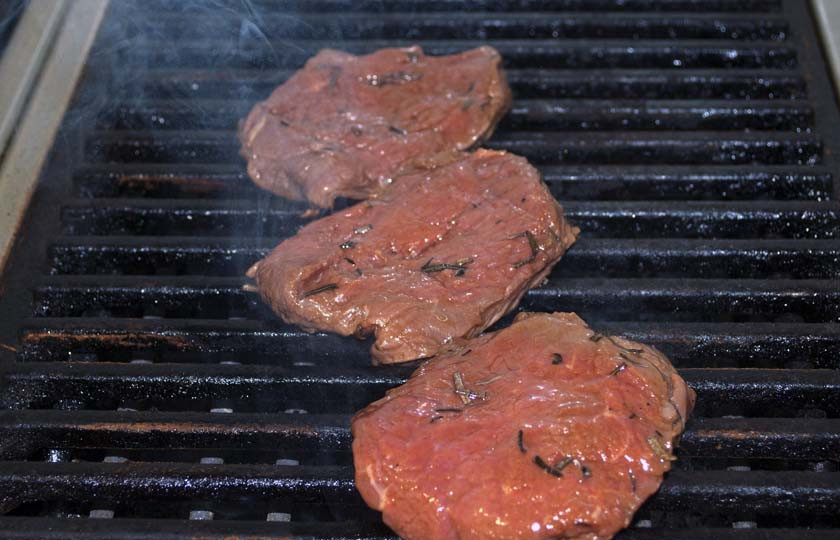 1. Этап. Медальоны из телятины: Замаринованное мясо выкладываем на гриль, сковороду-гриль или на обычную сковороду.