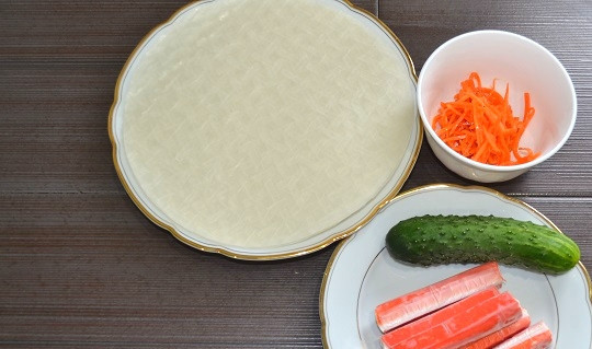 1. Этап. Спринг роллы с крабовыми палочками: 1. Вот все ингредиенты, которые мы будем использовать.