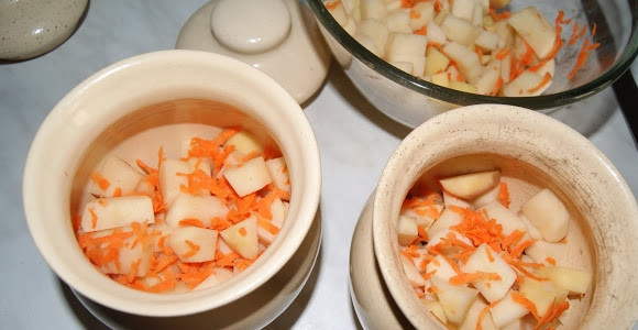 1. Этап. Индейка с картошкой в горшочке: В подготовленные горшочки слоями укладываем лук, филе индейки, картофель с морковкой. Каждый слой солим и перчим по вкусу.