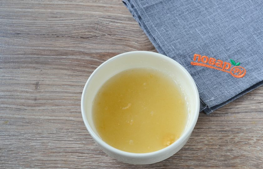 1. Этап. Закусочный торт с крабовой начинкой: Желатин замочите на 10 минут в холодной воде, затем распустите на водяной бане или в микроволновке, но до кипения ни в коем случае не доводите. Затем разделите желатин на 3 равные части и каждую часть добавьте к одно из начинок и перемешайте.