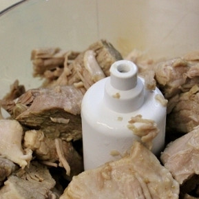 1. Этап. Макароны по-флотски: 1. Отварите макароны согласно указаниям на их упаковке. Вареное мясо измельчите в комбайне или ножом.