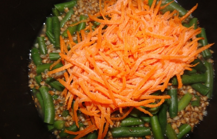 1. Этап. Гречка, тушенная с овощами: Морковку почистите и натрите на терке, но не слишком мелко. Добавьте к гречке. Тушите все до мягкости овощей. Если есть еще дома перец или помидорки - их смело можно добавить в гречку. При необходимости, добавляйте водичку, чтобы гречка не пригорела.