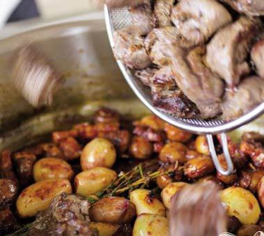 1. Этап. Тушеная говядина: В той же сковороде, обжарить бекон, лук-шалот, грибы и чеснок до слегка золотистого цвета. Смешать с томатной пастой и тушить в течение нескольких минут, помешивая. Верните говядину в сковороду.