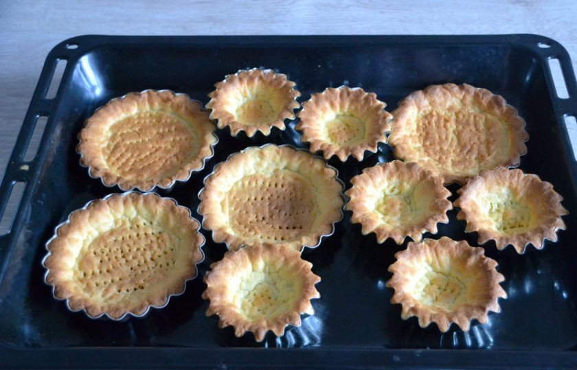 1. Этап. Корзиночки с белковым кремом по ГОСТу: Разогрейте духовку до 215-220 градусов, выпекайте корзиночки около 15 минут, следите за готовностью. Если в процессе выпечки будут образовываться воздушные 