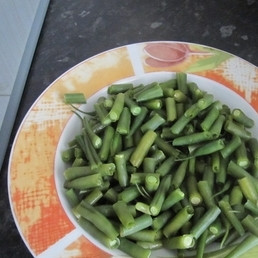 1. Этап. Салат Колизей: Спаржевую фасоль варим 5-6 минут в кипящей подсоленной воде, после чего достаем из кипятка и окатываем ледяной водой.