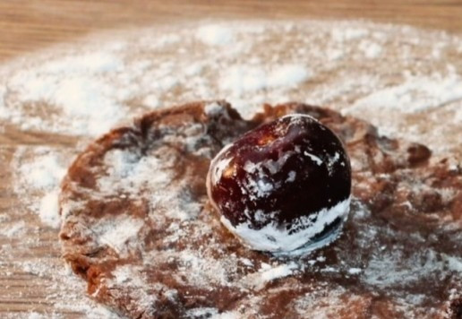 1. Этап. Шоколадное печенье с черешней на сгущенке: 10. Формируем из шариков теста небольшие кружочки. Макаем черешню в крахмал и кладем в середину круга.