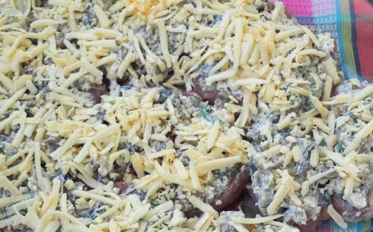 1. Этап. Шампиньоны со свининой в духовке: Грибы и лук смешиваем со сметаной и порубленной петрушкой. Покрываем этой смесью кусочки мяса. А сверху присыпаем все натертым сыром.