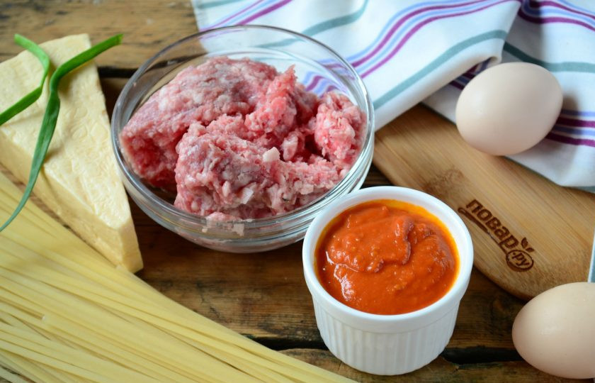1. Этап. Пирог из спагетти под сыром: Подготовьте все ингредиенты. Томатный соус у меня был готовый, но я расскажу, как его сделать. В глубокой сковороде пассеруете порезанный кубиками лук и чеснок, пока они не станут мягкими. Затем добавляете томатный сок или томатную пасту, разбавленную водой или бульоном. Тушите 10 минут до испарения жидкости, затем пюрируете блендером до однородного состояния. Вот и все, соус готов, он идеально подойдет к пасте.