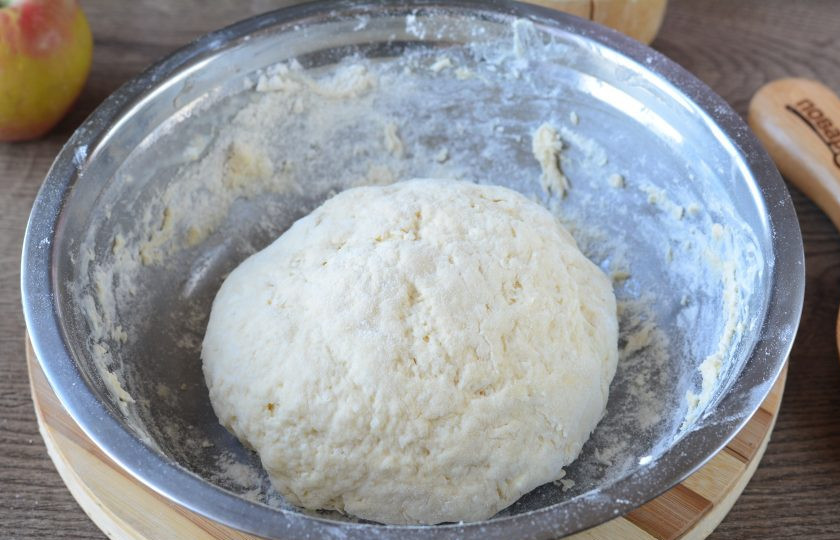 1. Этап. Галета с яблоками и творогом: Замесите тесто, отправьте в холодильник на 15-20 минут.