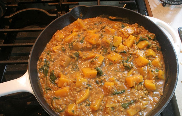 1. Этап. Ризотто с тыквой и шпинатом: Добавьте ко всем ингредиентам тыкву, протомите минуту. Выключайте и подавайте к столу прямо в сковороде.