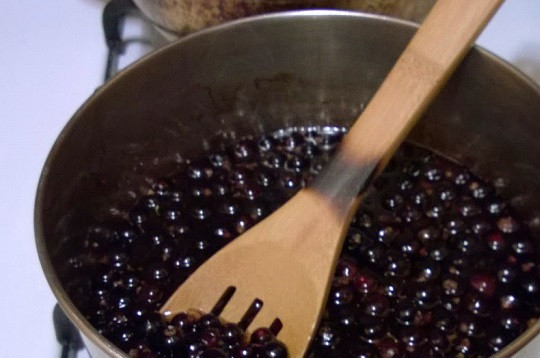 1. Этап. Сироп из смородины: 2. Воду отправить в кастрюлю или сотейник. После того, как вода закипит, всыпать сахар и проварить сироп около 1-2 минут, чтобы он как следует растворился. Затем отправить ягоды в сироп и варить 10-15 минут, пока они не станут мягкими. При желании предварительно можно немного размять смородину ложкой, чтобы она лучше отдавала сок.