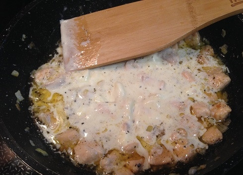 1. Этап. Сливочно-рыбный соус: 4. Добавляем сливки и кипятим минуты 3-4.