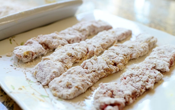 1. Этап. Говядина в кляре: И снова обвалять в муке со специями и солью. Подготовить несколько кусочков.