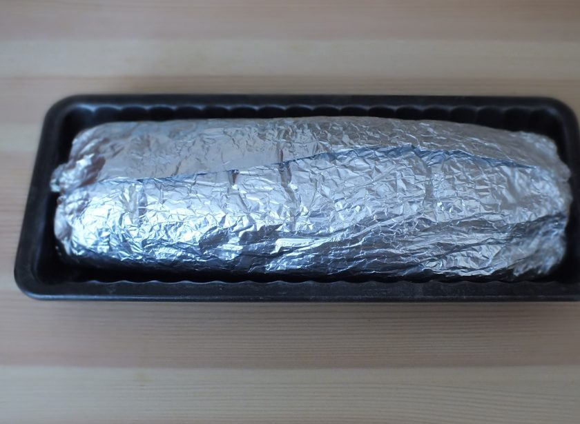 1. Этап. Домашняя колбаса в фольге: Плотно заверните в фольгу. Концы закрутите как у конфеты и подверните. Переложите будущую колбасу в форму. Включите духовку на 180 градусов. Поставьте запекаться на 35 минут.