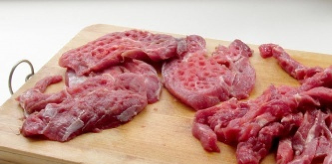 1. Этап. Бефстроганов в томатном соусе: 1. Начинаем с приготовления мяса: нарезаем говядину соломкой. Лучше не делать больших кусков, чтобы она быстрее приготовилась.
