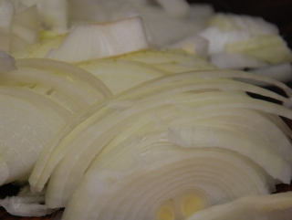 1. Этап. Сочная запеченная говядина: 2. Лук нарезаем полукольцами. Можно не сильно тонко.