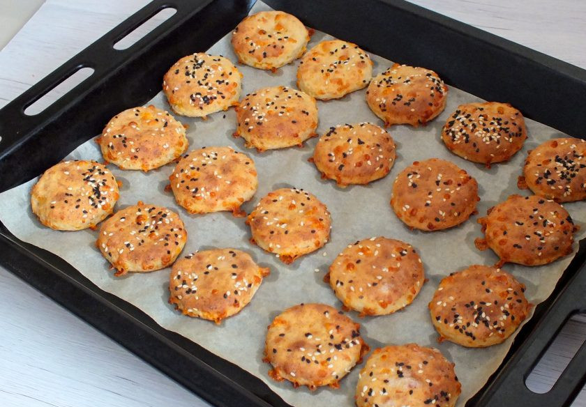 1. Этап. Творожное печенье с сыром: Готовое печенье достаньте из духовки. Охладите. Теплое печенье имеет слегка влажную структуру, но когда печенье полностью остынет, структура становится слоистой.