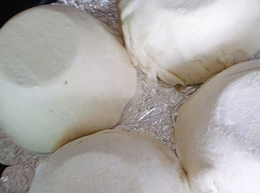 1. Этап. Слойки с рыбой: Покрываем тарелочки раскатанным тестом и устанавливаем на противень, застеленный фольгой. Тесто должно быть не тоньше 1 см.