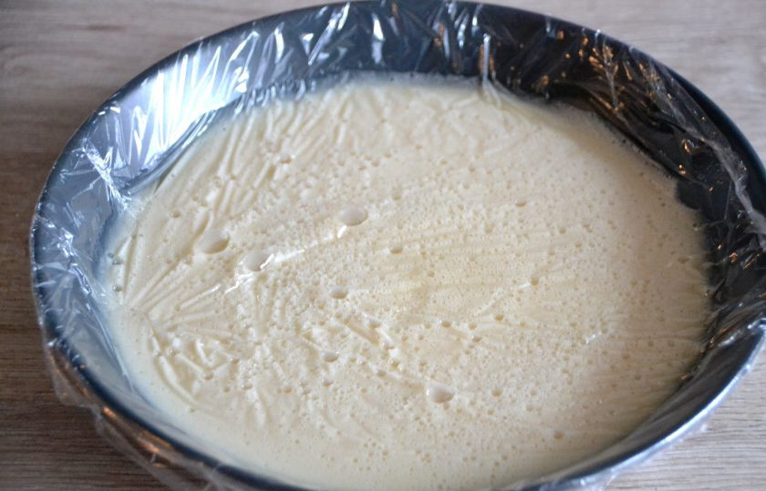 1. Этап. Торт Груши в карамели: Перелейте подготовленную смесь в миску. Накройте пищевой пленкой 