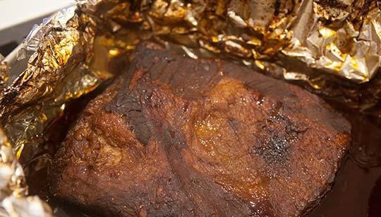 1. Этап. Говядина, запеченная в духовке в фольге: Заверните мясо в фольгу. Запекайте его в духовке 3-4 часа при 160 градусах.