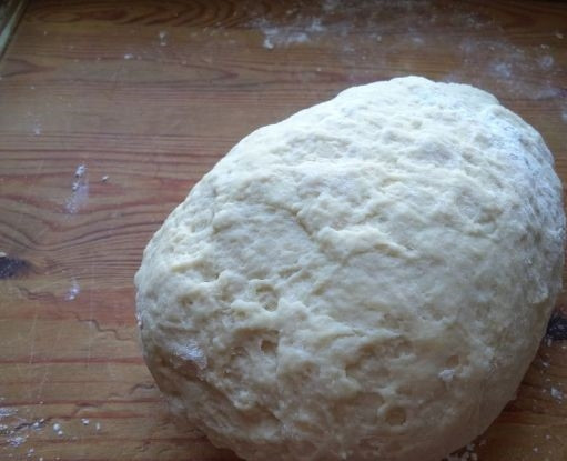 1. Этап. Лепешки вместо хлеба: 1. В просеянную муку добавьте соль. Насыпьте горкой. Сделайте углубление в муке. Налейте в него воду и подсолнечное масло. Перемешайте все с помощью ложки. Затем, по мере загустения, замесите тесто с помощью рук. Накройте полотенцем. Оставьте примерно на 10-15 минут отстаиваться.