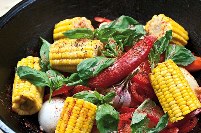 1. Этап. Шурпа в казане: 6. Для аромата предлагаю в рецепт приготовления шурпы в казане добавить еще немного базилика. Добавьте соль и специи.