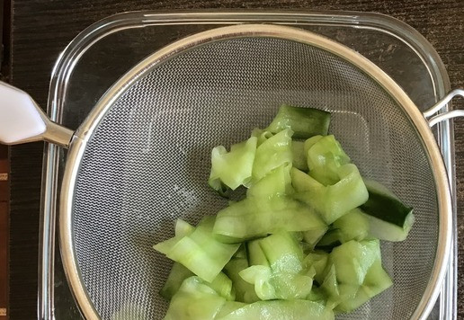 1. Этап. Хот-дог со свининой терияки: Затем лишнюю влагу отжать, переложить в миску, добавить мед, уксус, пропущенный через пресс чеснок, растительное масло, перемешать. Снять пробу и при необходимости добавить соль. Убрать в холодильник для маринования, как минимум на 30 минут.