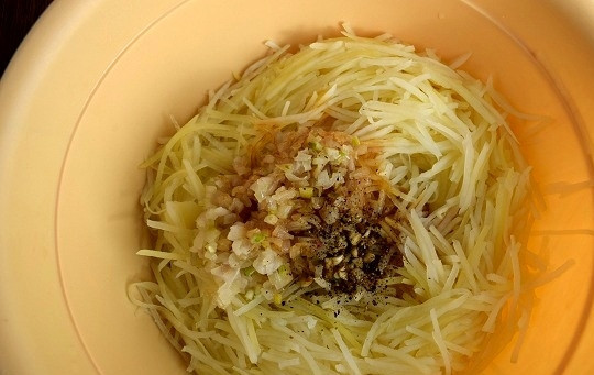 1. Этап. Камди-ча: Картофель поместите в миску. Добавьте чеснок, перец, накаленное масло с луком, соевый соус и перемешайте.