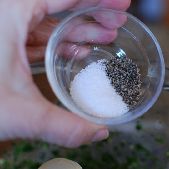 1. Этап. Стейки в зеленом маринаде: Солим, перчим.