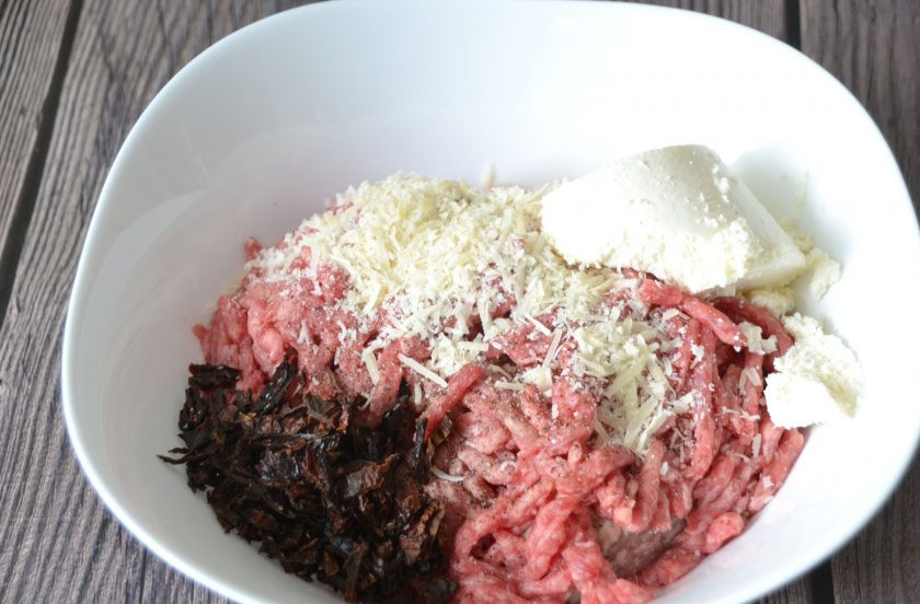 1. Этап. Польпетте: Добавьте к фаршу измельченные вяленые томаты, натертый на терке пармезан, соль, перец, рикотту или любой другой сыр.