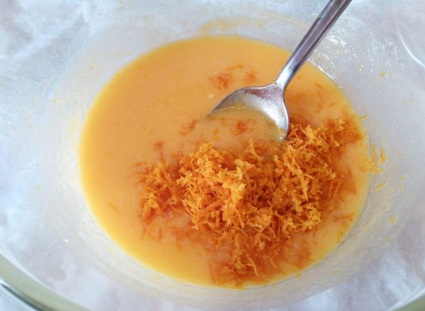 1. Этап. Яблочный пирог из овсяного теста: Добавьте апельсиновую цедру в получившуюся массу и перемешайте.