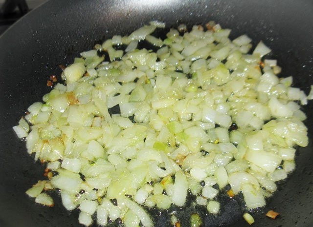 1. Этап. Говядина с макаронами: Лук почистите и порежьте кубиками. Разогрейте на сковороде сливочное и растительное масло, обжарьте в нем лук до мягкости и слегка золотистого цвета. Обжаренный лук переложите в тарелку.