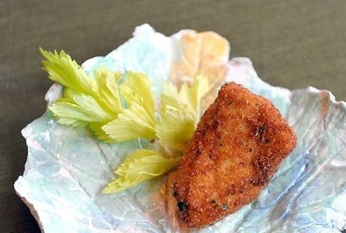 1. Этап. Сыр, жареный в панировке: 10. Сыр, жареный в панировке, подавайте с любимым соусом. Приятного аппетита!