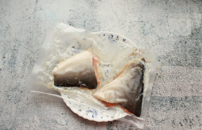 1. Этап. Лосось Су-вид: Пакет с лососем выложите в кастрюлю и поставьте на медленный огонь. Доведите до температуры 52 градусов. Поддерживая температуру, готовьте в течение 30 минут. Готовую рыбу достаньте, откройте и сразу подавайте к столу. Делайте это аккуратно, так как лосось очень нежный и может развалиться.