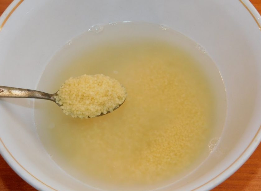 1. Этап. Салат с кускусом, помидорами и зеленью: Залейте кускус горячей водой в соотношении 1:2. Накройте крышкой и дайте постоять минут 15.