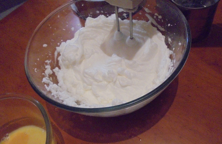 1. Этап. Бисквитный торт с кремом из сгущенки: 1. Сначала займемся тестом. Отделим белки от желтков, 7 белков вместе со щепоткой соли взбиваем в густую и пышную пену.