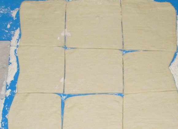 1. Этап. Слоеные пирожки с мясом: Тесто раскатываем и нарезаем на квадратики 7-9 см.