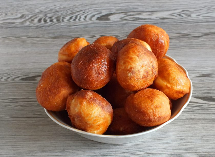 1. Этап. Пончики в хлебопечке: Готовые пончики переложите в вазочку.