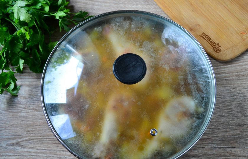 1. Этап. Куриные голени с луком и морковью: Накройте крышкой и тушите на огне меньше среднего в течение 40-60 минут.