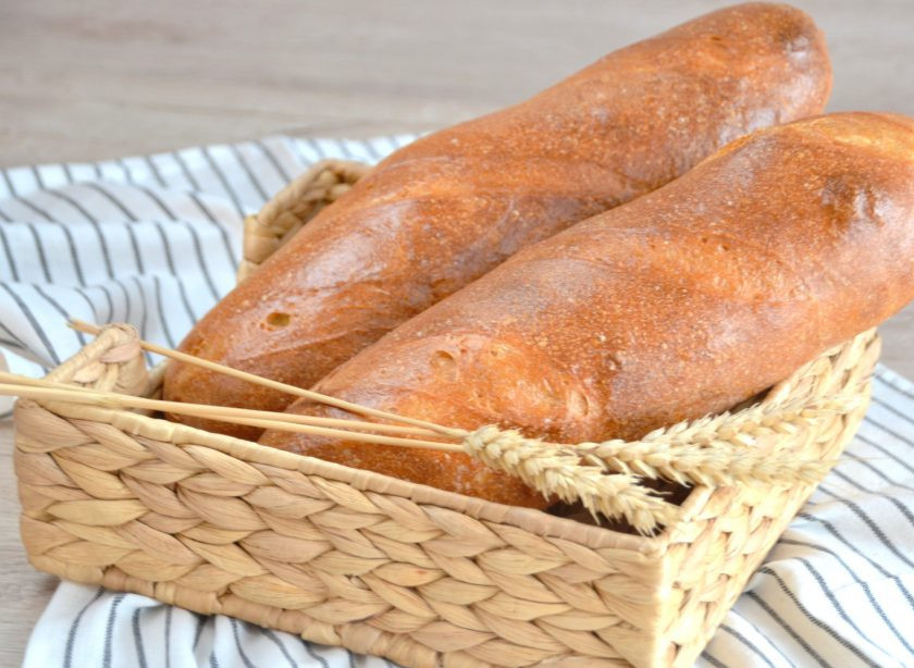 1. Этап. Батон на закваске: Батоны на закваске получились румяными с хрустящей корочкой, очень аппетитными.