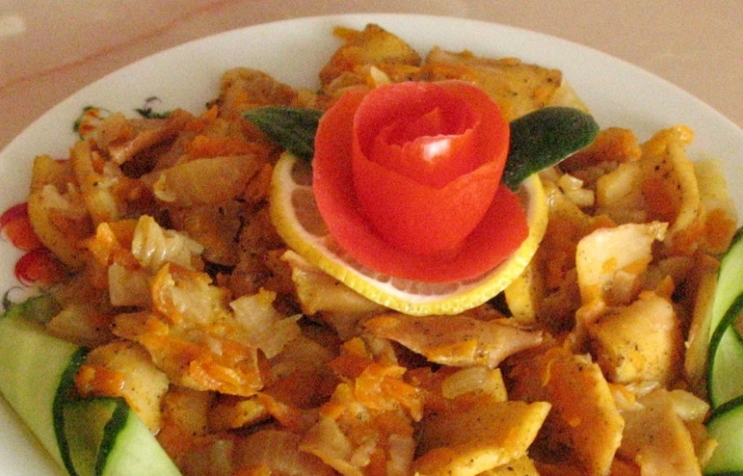 1. Этап. Кальмар в собственном соку: Готовьте кальмара в течение 1,5 часов. Подавайте с гарниром.