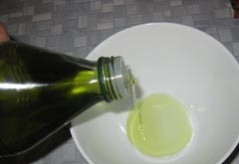 1. Этап. Быстрые маринованные помидоры: Сделать маринад: смешать соль и сахар с маслом, уксус добавить.