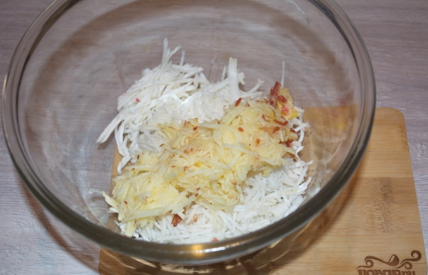 1. Этап. Салат из редьки: 4. Яблоко натрите на терке.