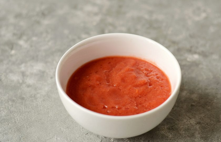 1. Этап. Икра из запеченных баклажанов и перца: Помидоры очистите от кожуры и измельчите блендером до состояния пюре.